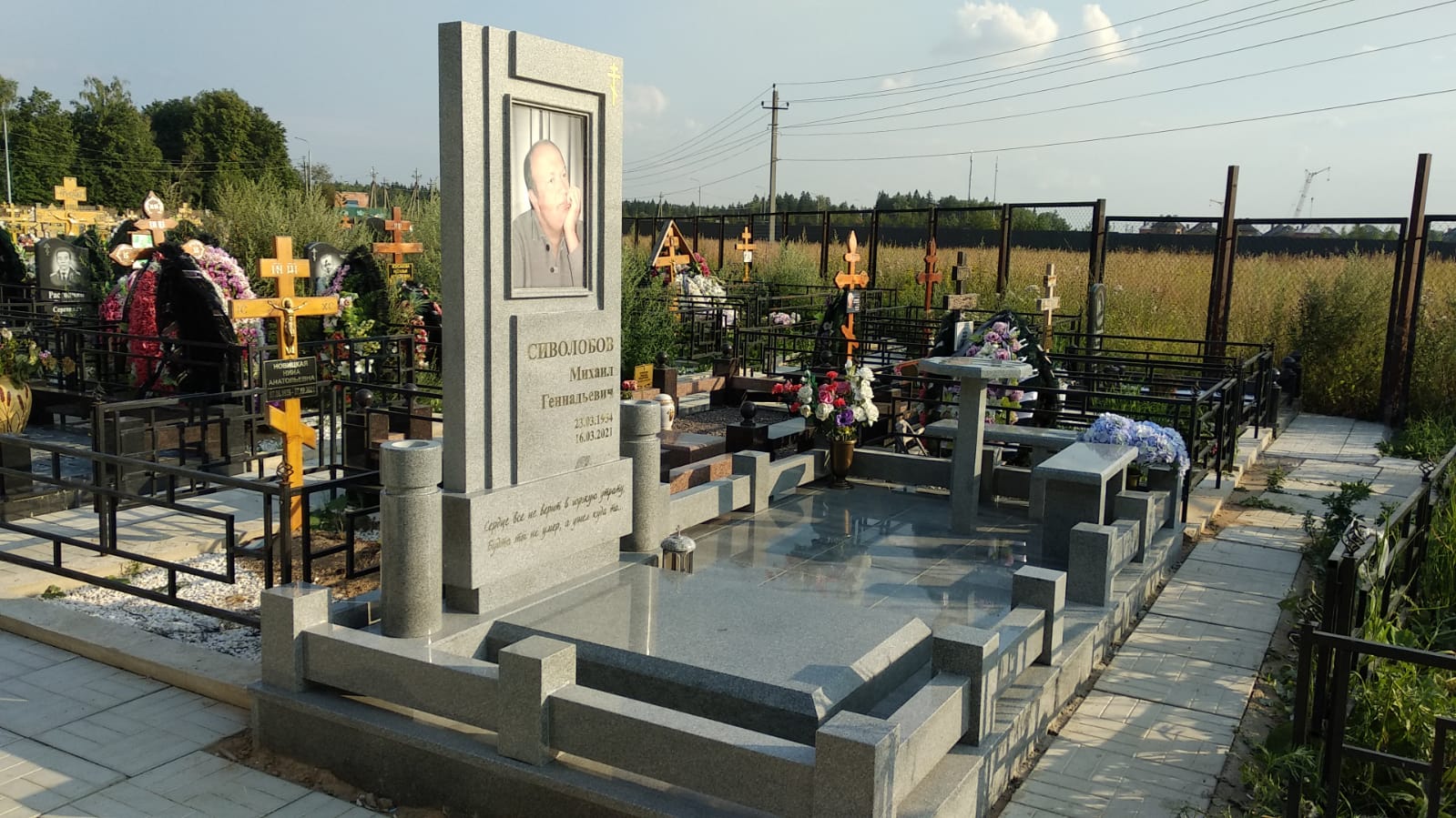 Цоколь с полосами гранитный на могилу 22109