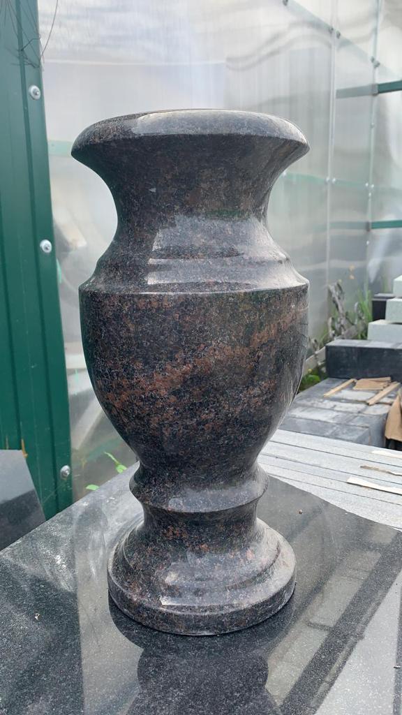 Ваза из чёрного гранита 41010