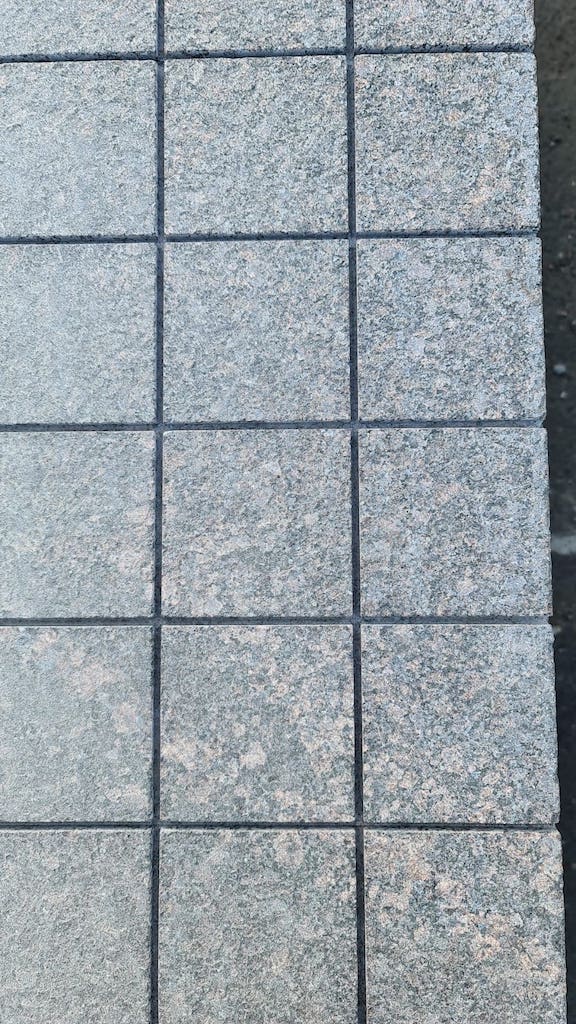 плитка габбро пиленая резная