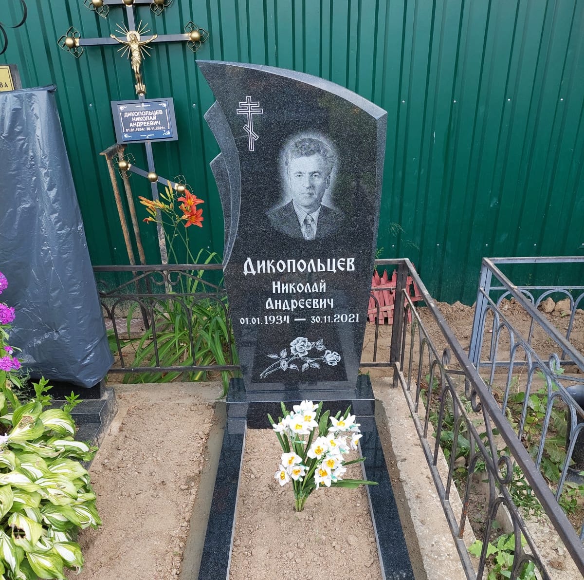 Гравировка восьмиконечного креста на памятнике 93004