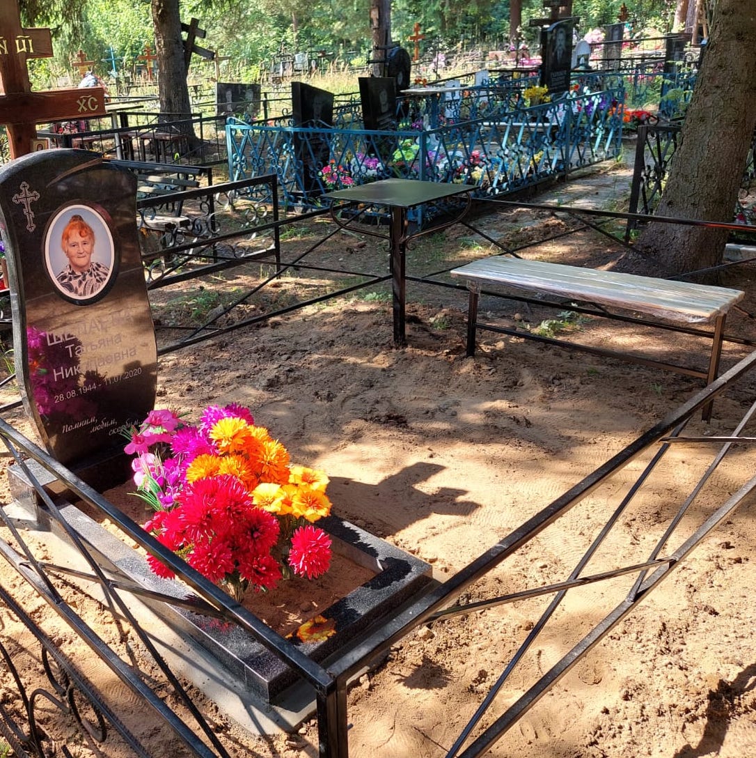 Металлический столик на кладбище 50004