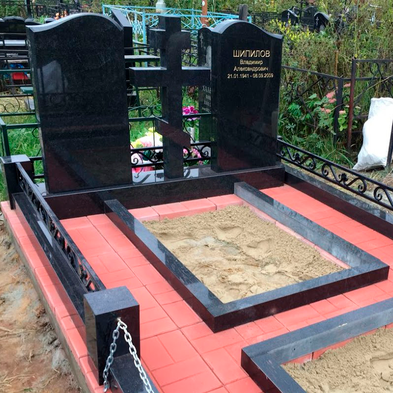 Мемориальный комплекс с православным крестом 18519