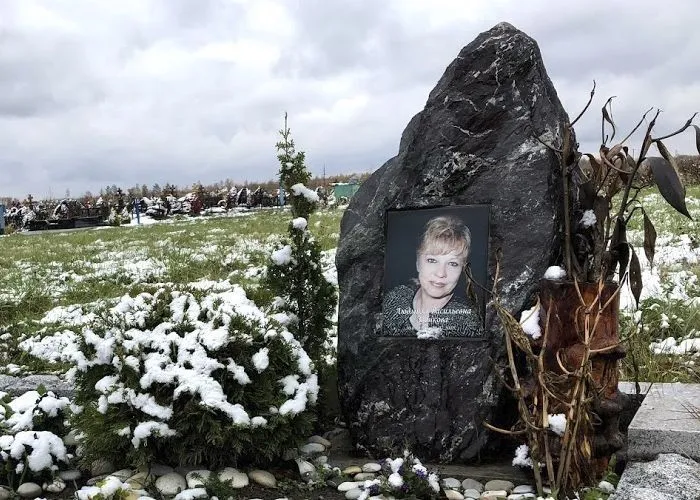 Памятник валун из гранита Гранатовый Амфиболит