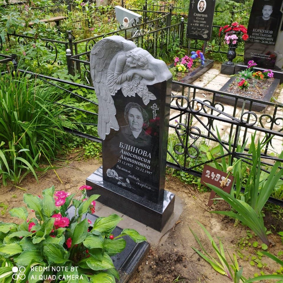 Гравировка красивой розы на стеле памятника 91005