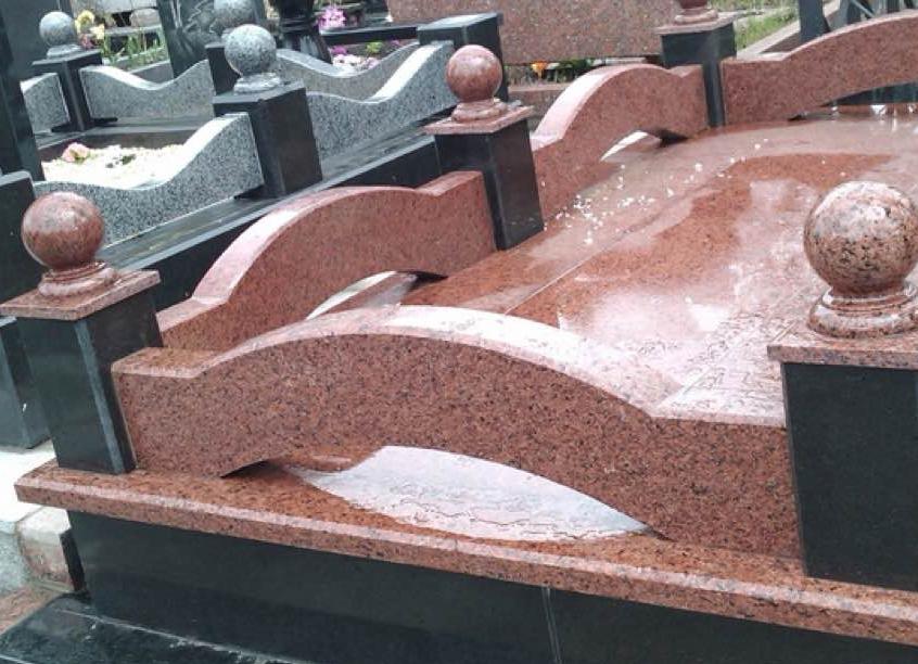 Цоколь на могилу с красным гранитом 22145