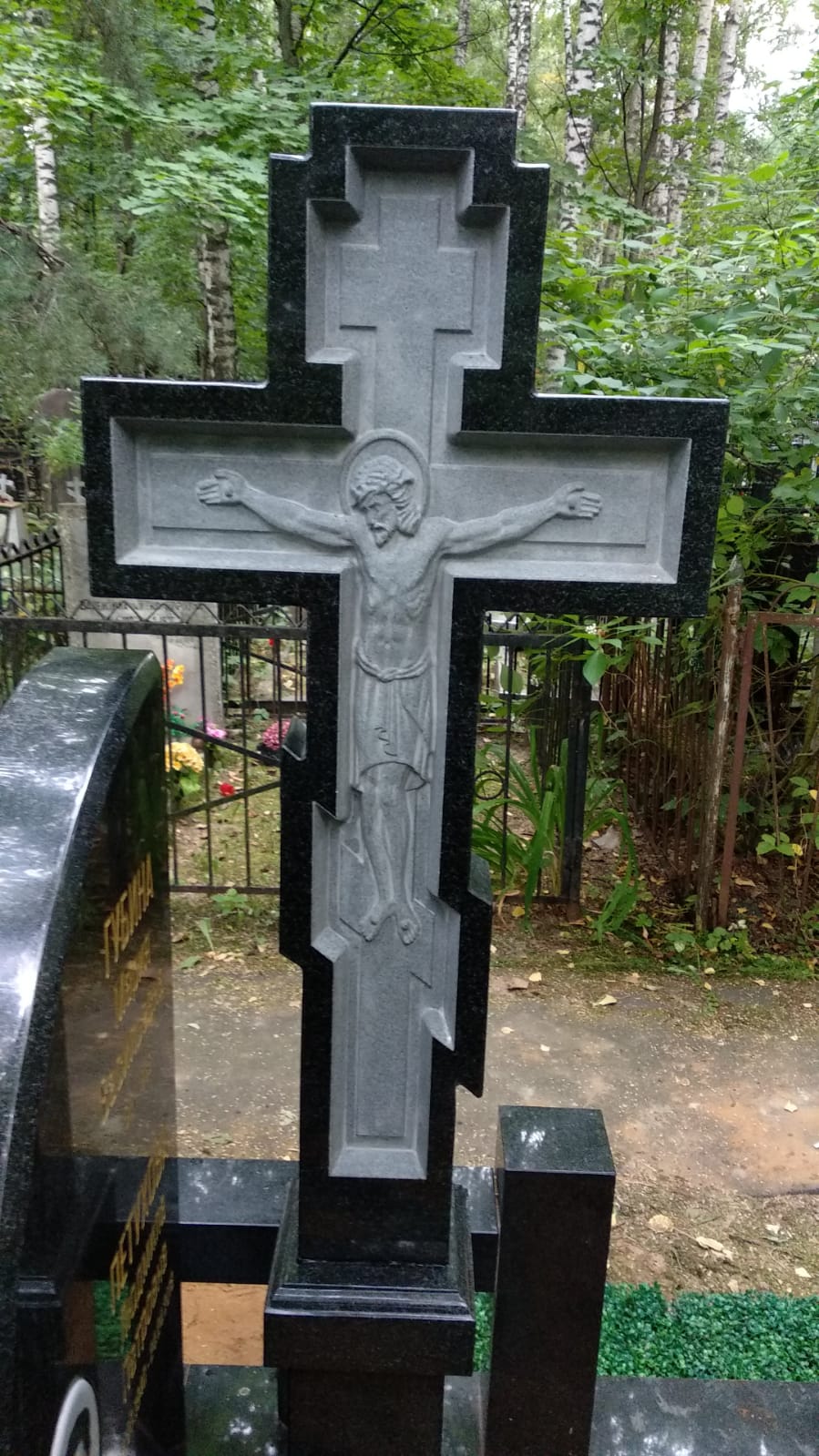 Памятник-крест с распятием 18427