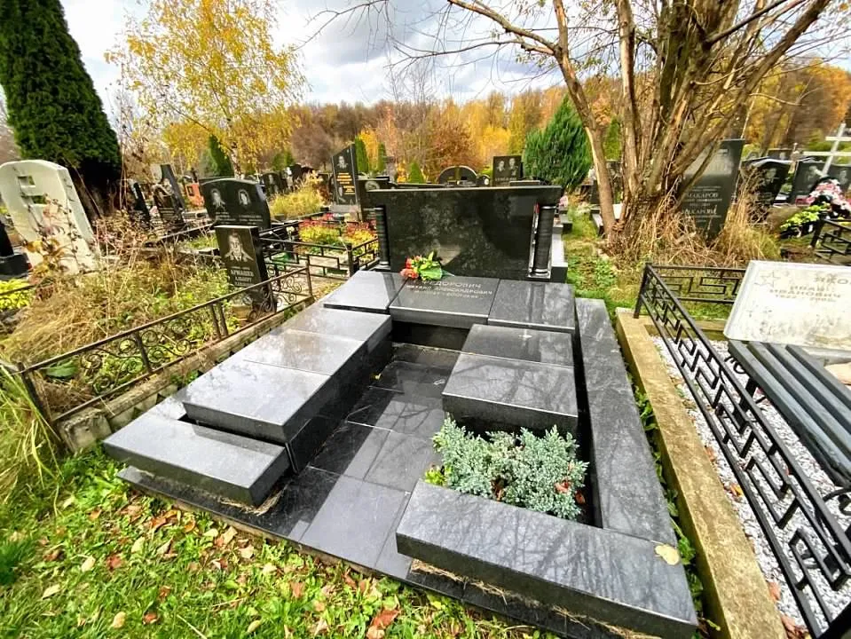 Колумбарий на семейную могилу. Гранит Габбро.