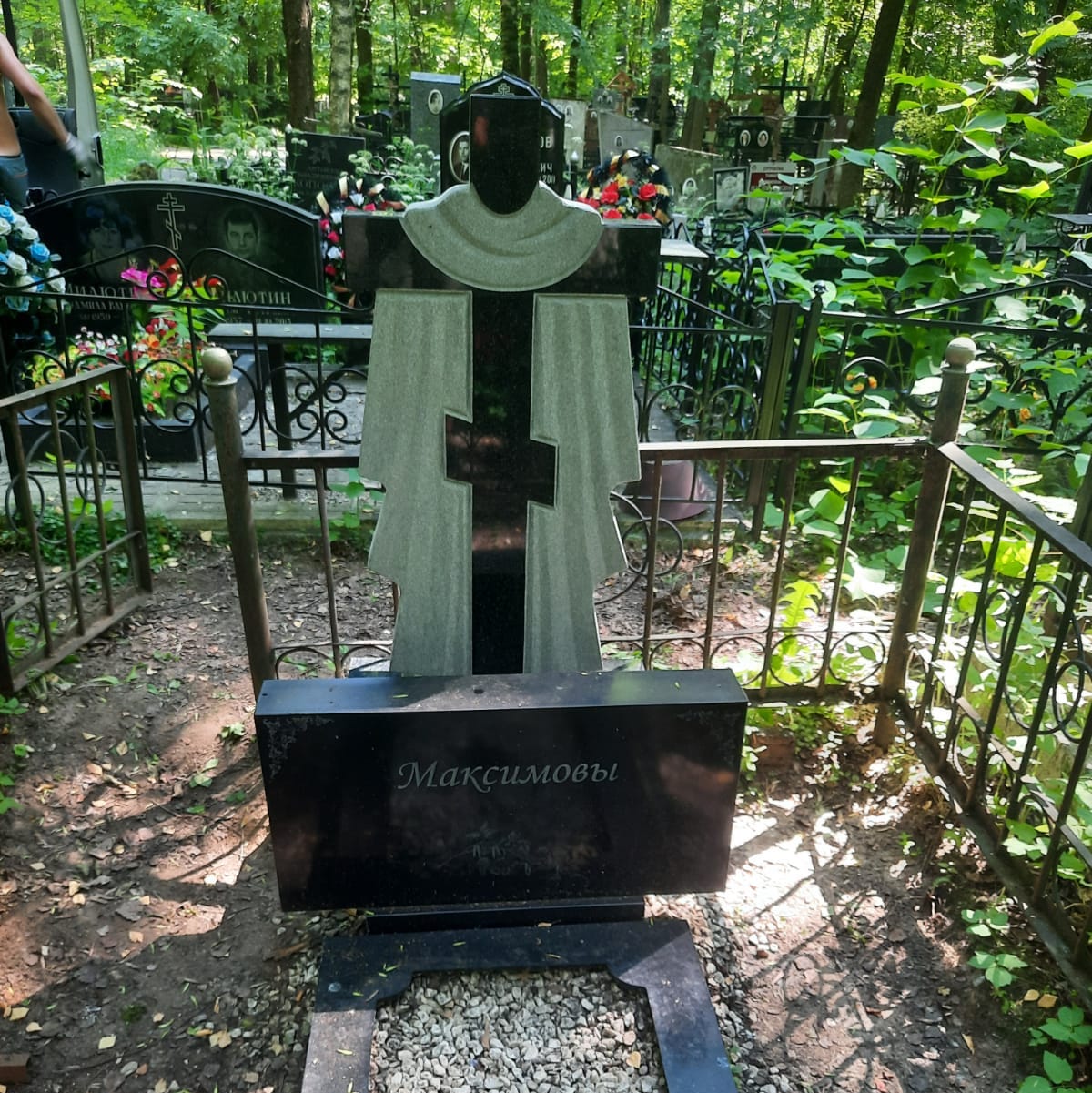 Гранитный крест с тканью 17917