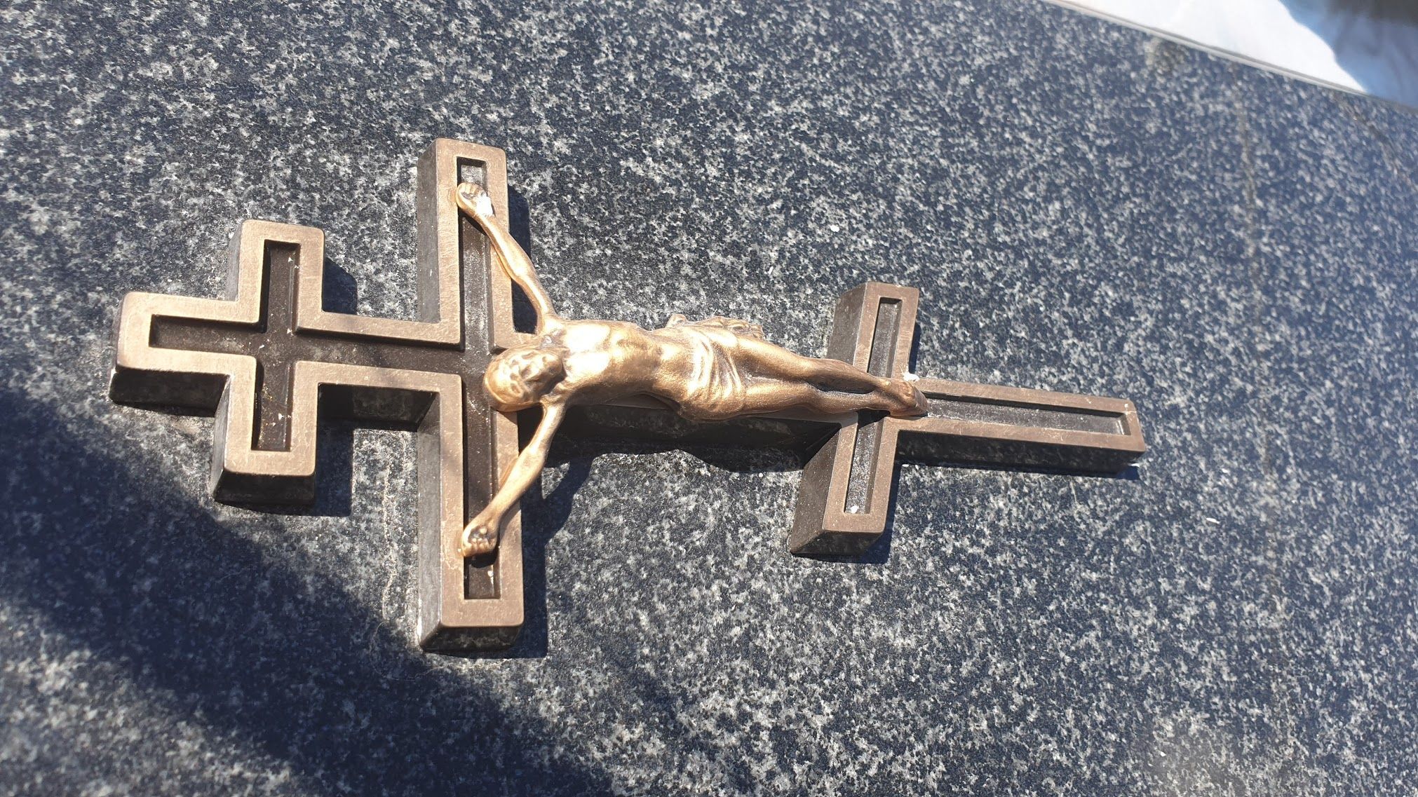 крест из бронзы на памятнике с распятием