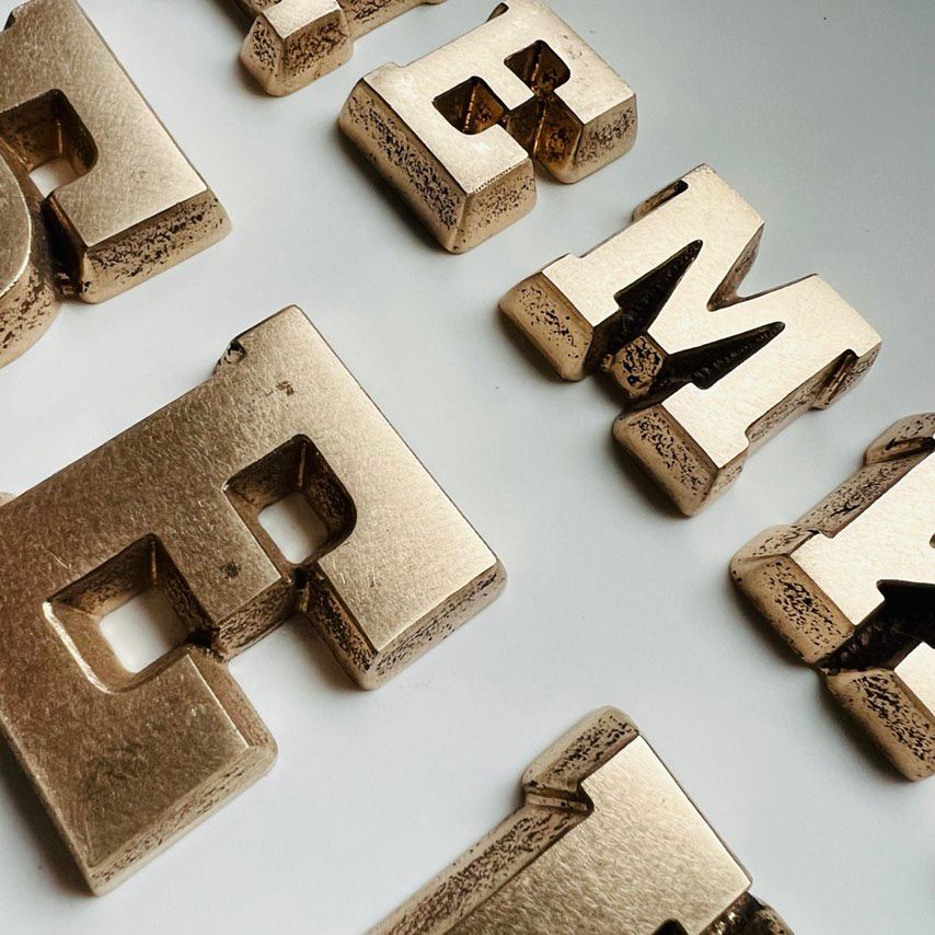 Накладные буквы из литьевой бронзы 81925