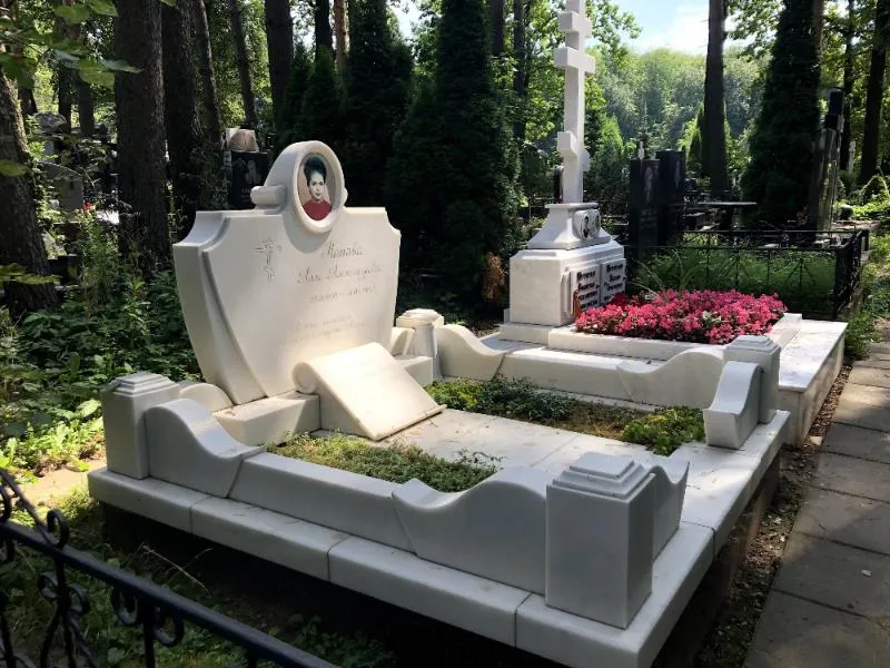 Мемориальный комплекс с оградой из мрамора Коелга