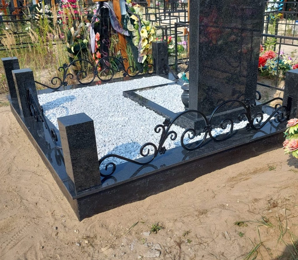 Цоколь на могилу с оградой 22333