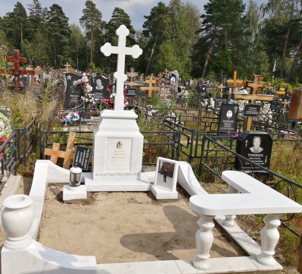 Лавочка из гранита ритуальная 51119