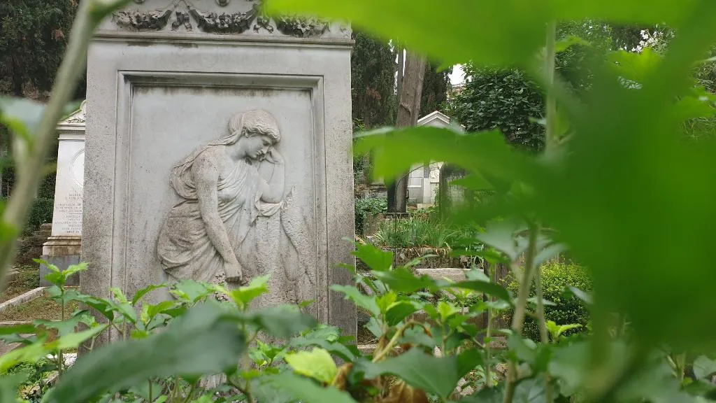 Барельеф в виде скорбящей