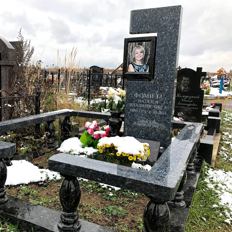 Цоколь на кладбище с балясинами и перилами 22151