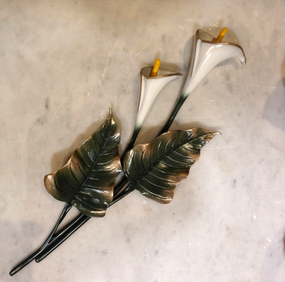 Каллы из бронза на памятнике 82057