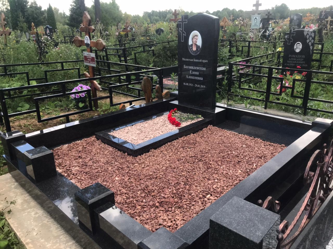 Декоративный щебень на могилу красный