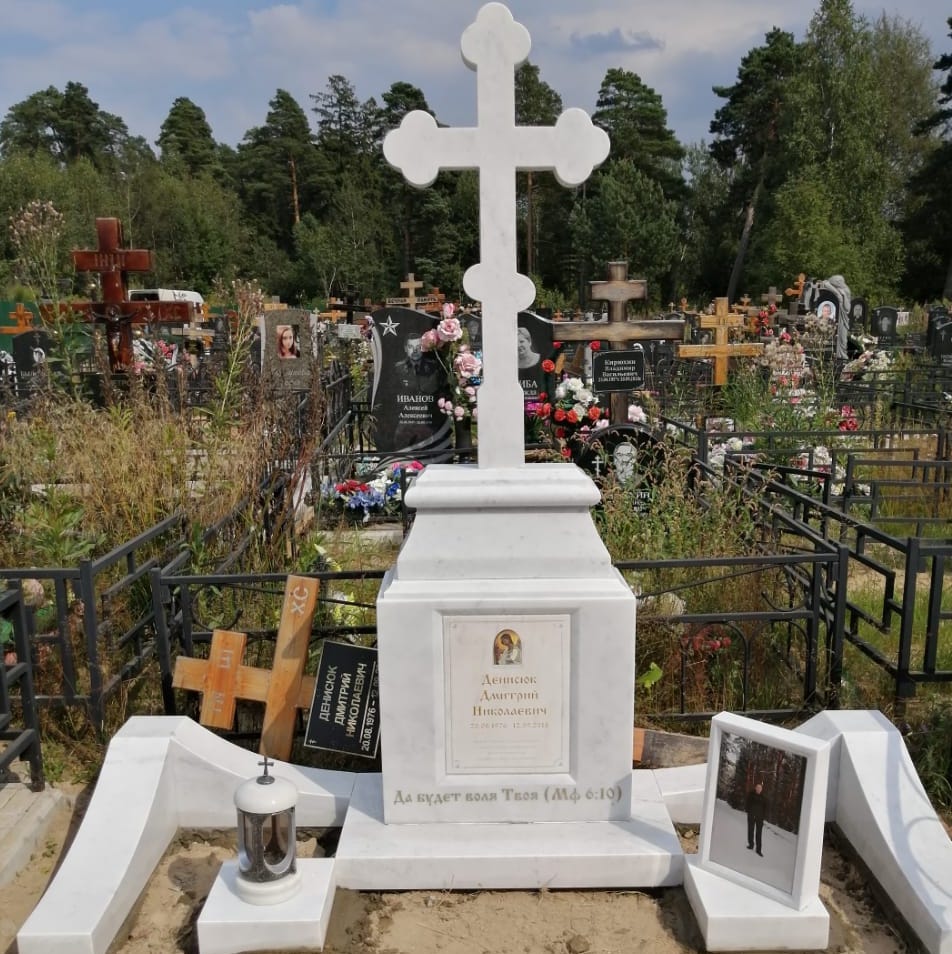 Цоколь на могилу уголками 22118