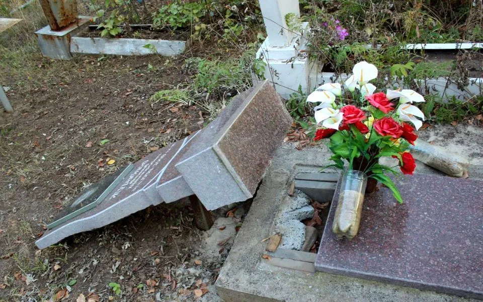 Как застраховать памятник на кладбище