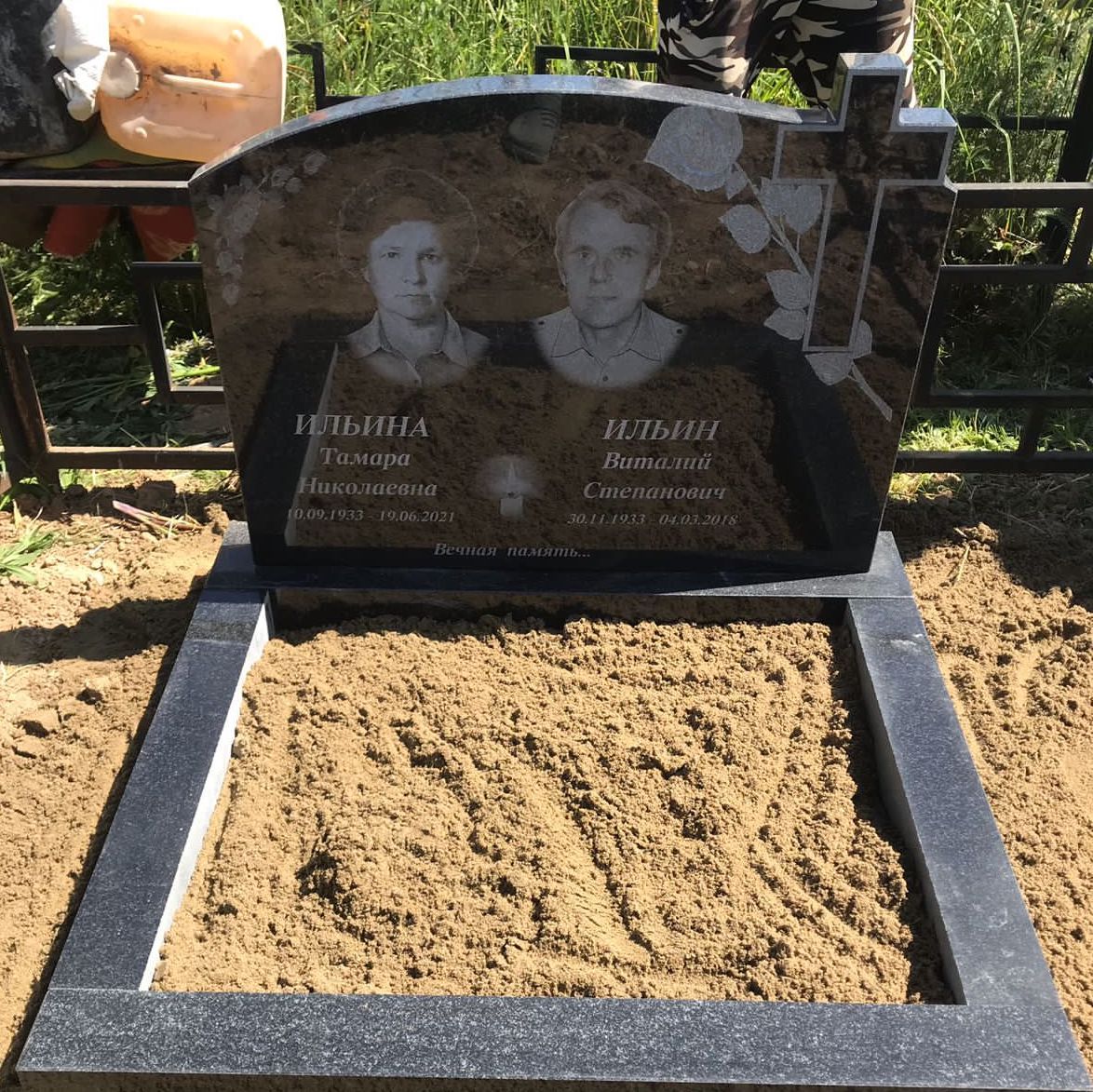 розочки уголок на памятник 96049