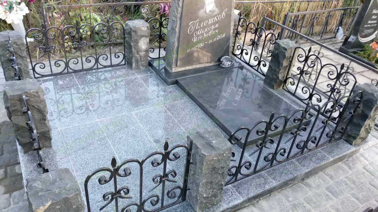 Плитка из Покостовского гранита на могилу