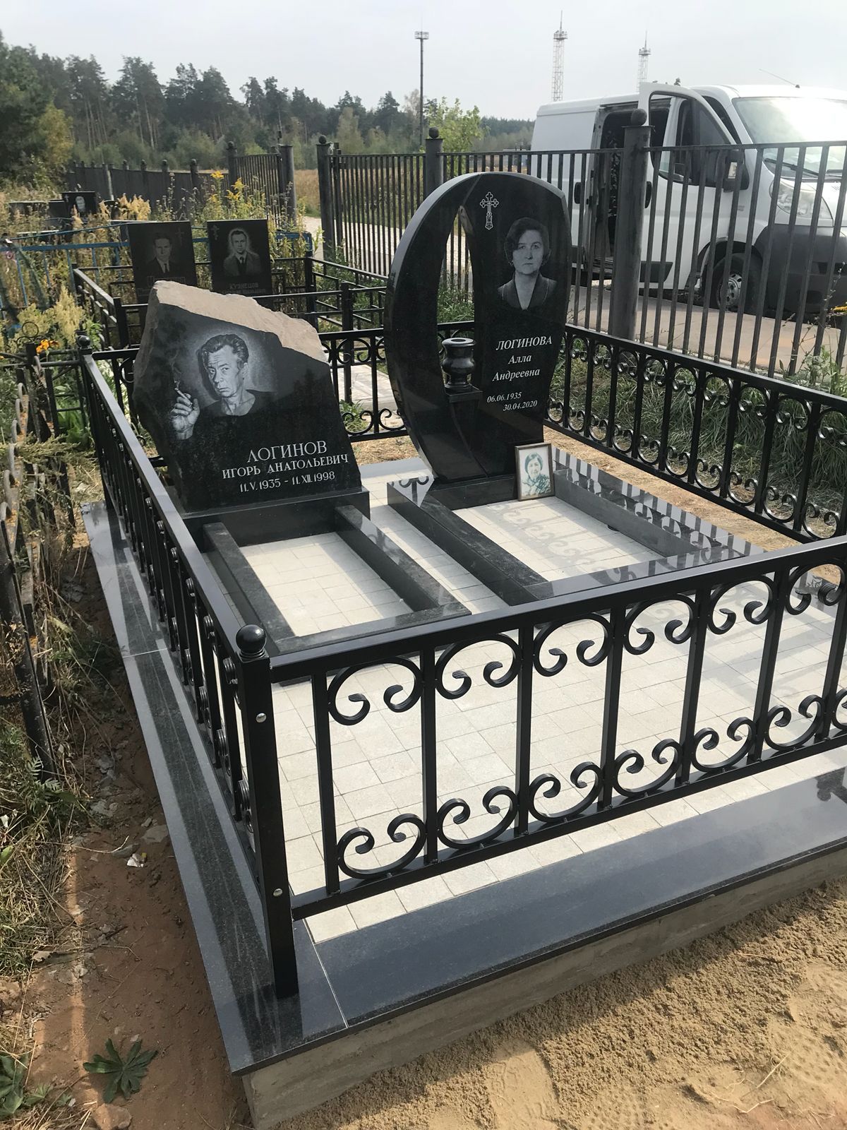 Высокий цоколь на могилу с оградой 22162