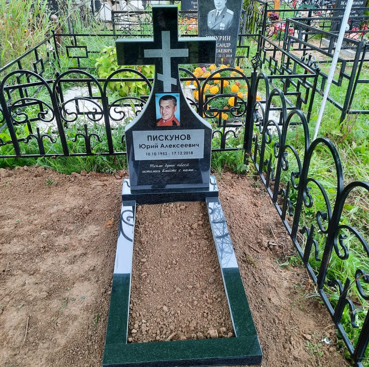 Надгробный крест могильный 18402