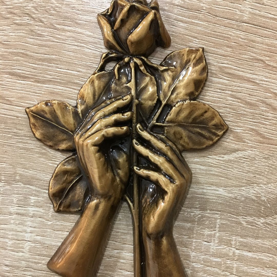 Руки с розой из бронзы на памятник