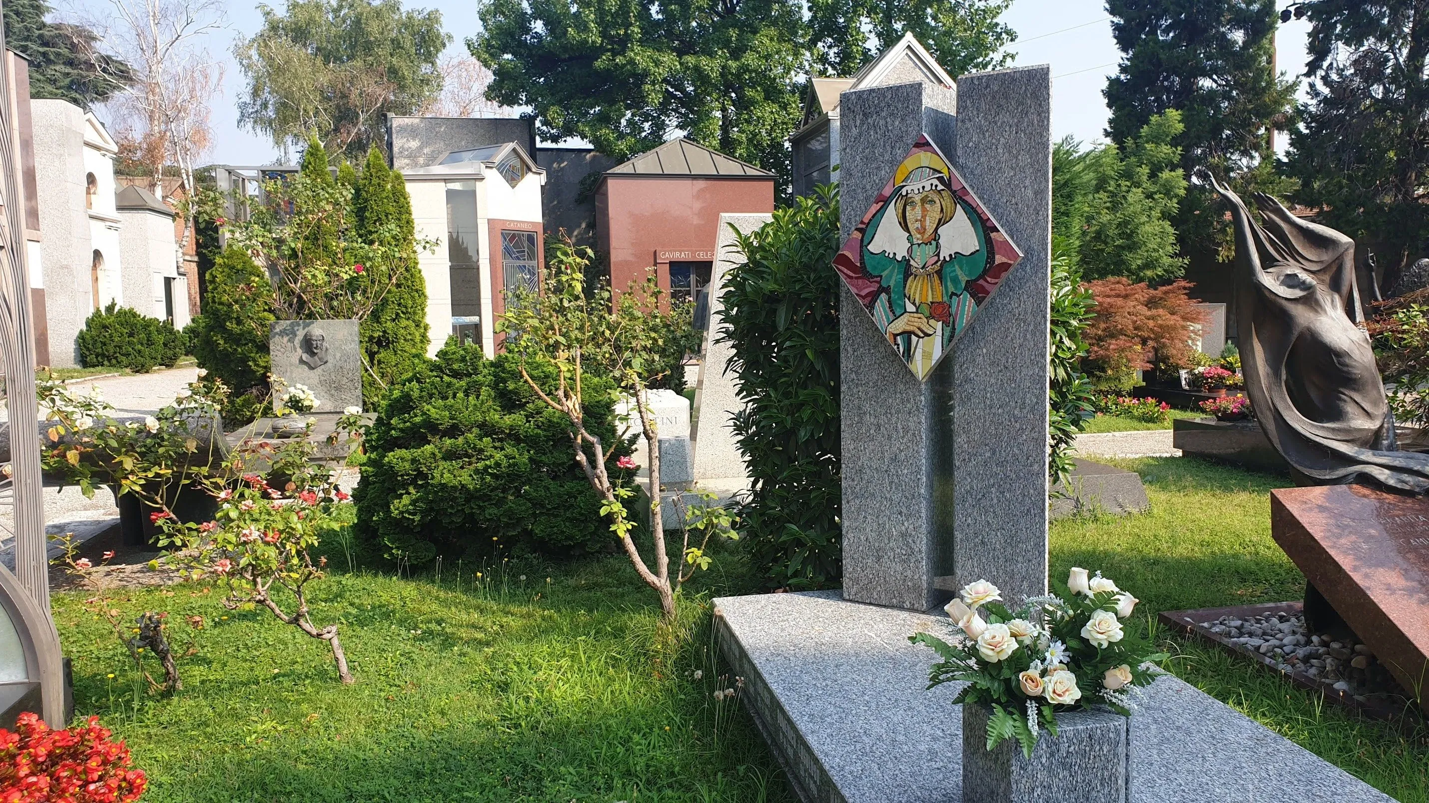 Памятник сестре из гранита Лисья Горка с мозаикой