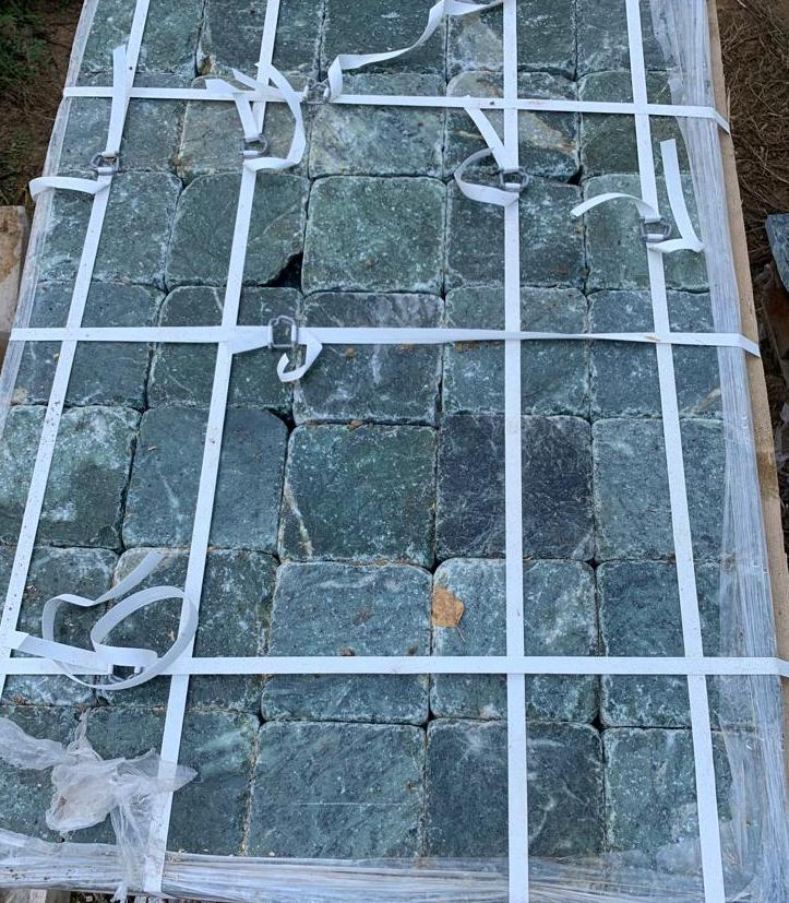 Брусчатка из Змеевика для мощения могилы