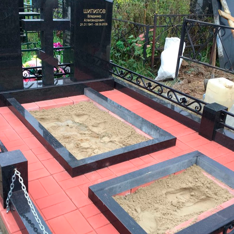 Цоколь на могилу с оградой 22106