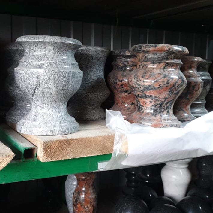 Ваза из чёрного гранита 41010