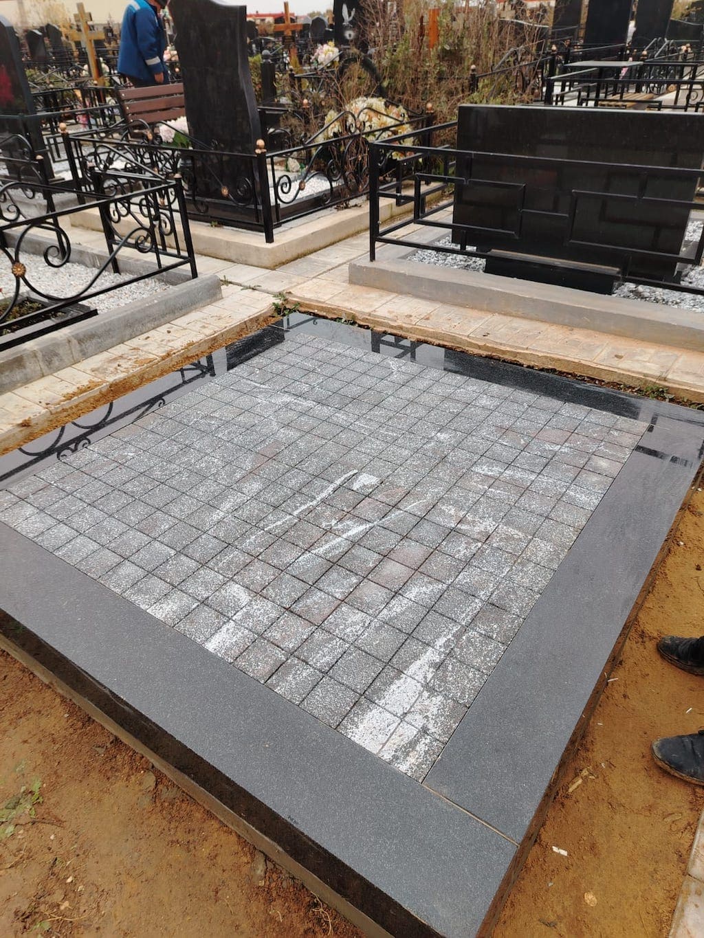 брусчатка из гранита Гранатовый Амфиболит