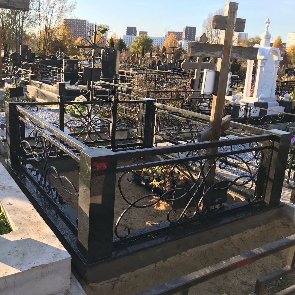 Кованое ограждение на кладбище 34021
