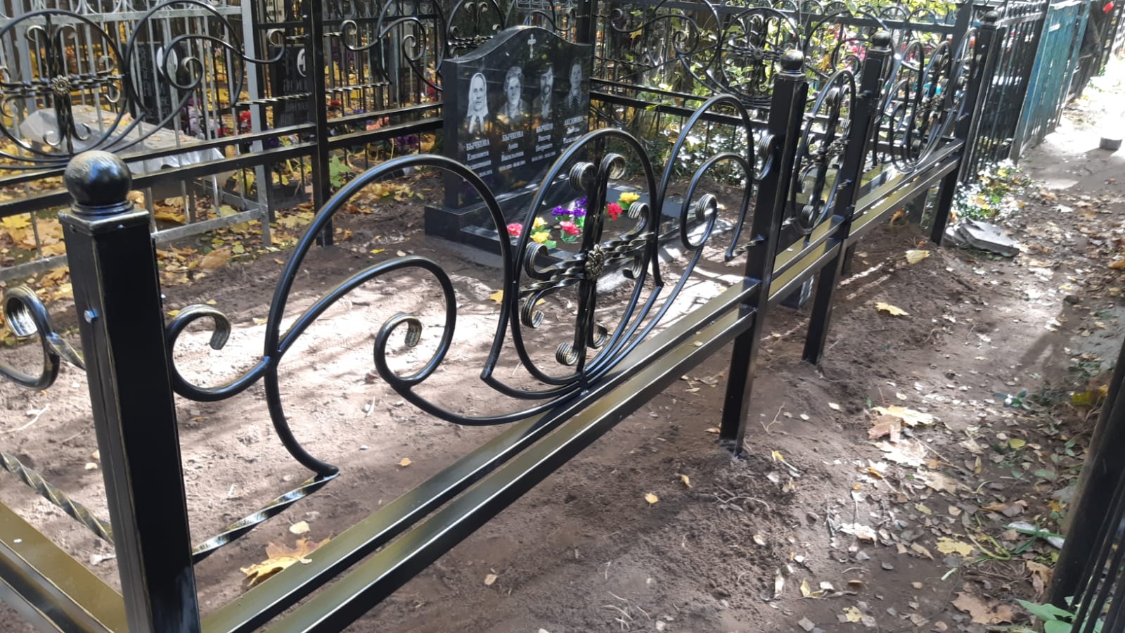 Кованая ограда с крестом 34032 на могилу