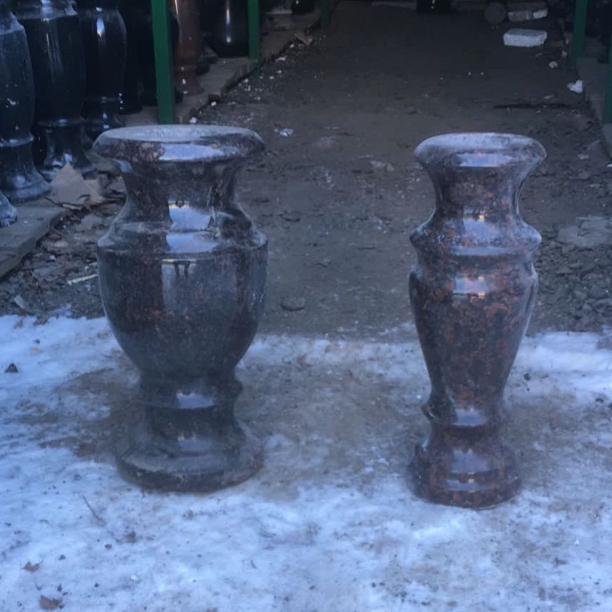 Ваза из чёрного гранита 41010