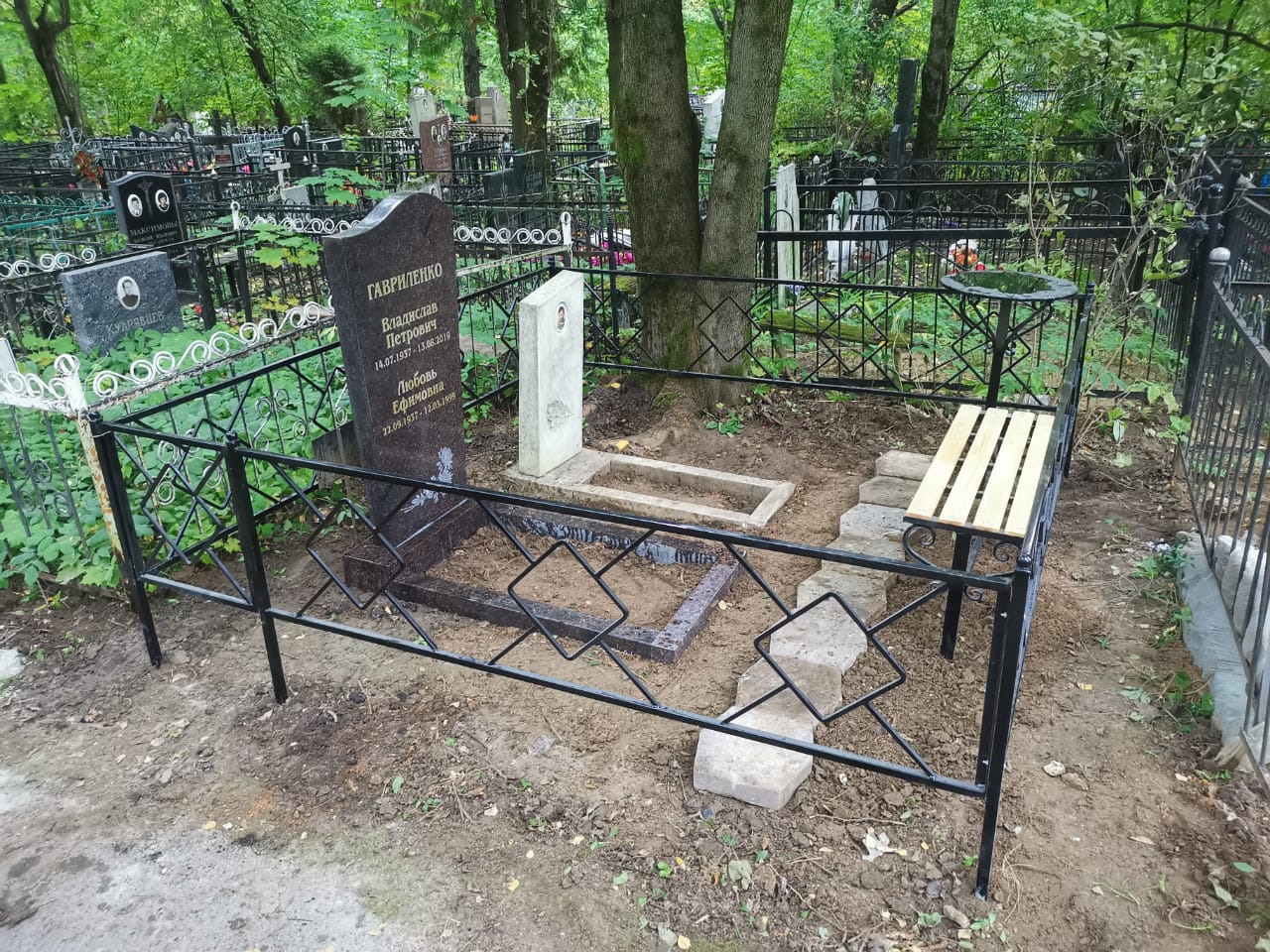 Классическая оградка на кладбище 30003