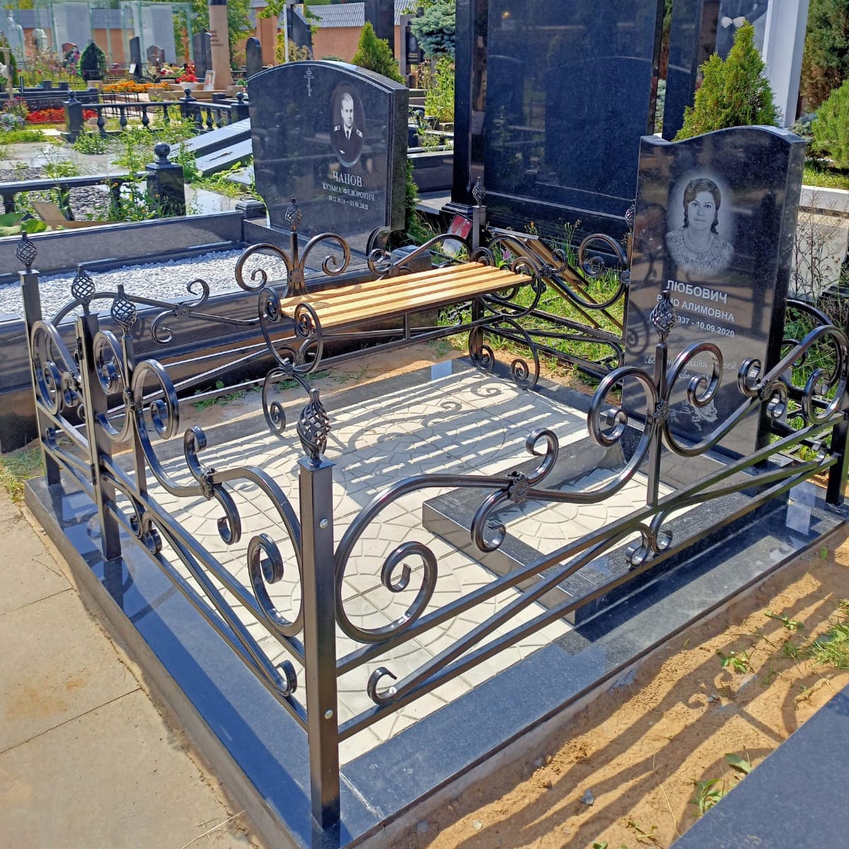 Мощение захоронения тротуарной плиткой 60009