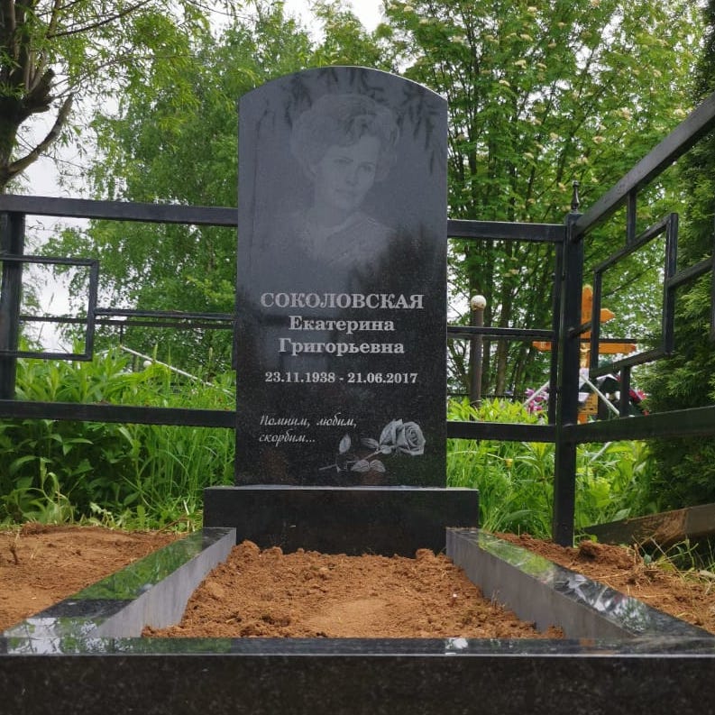 Гравировка красивой розы на стеле памятника 91005