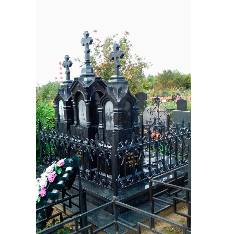 Высокая оградка на кладбище 33013