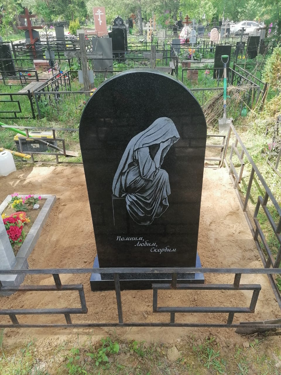 Скорбящая на памятник гравировка 98037