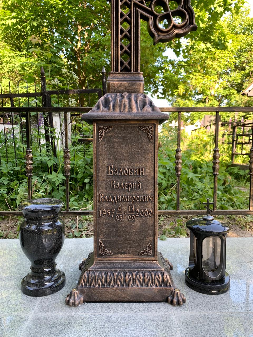 Чугунный памятник на могилу