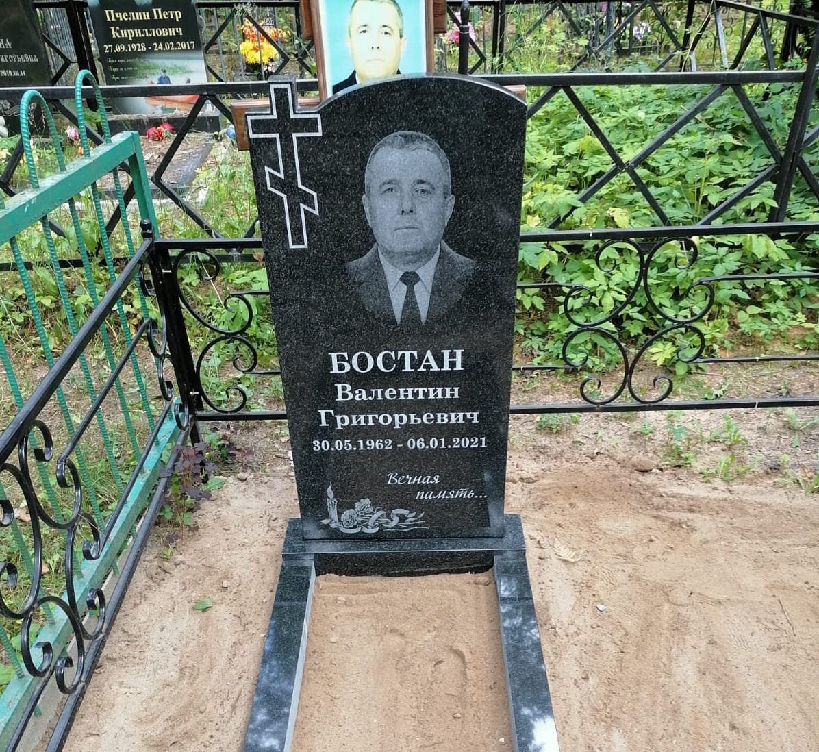 Свеча с лентой и гвоздиками на памятник 92016