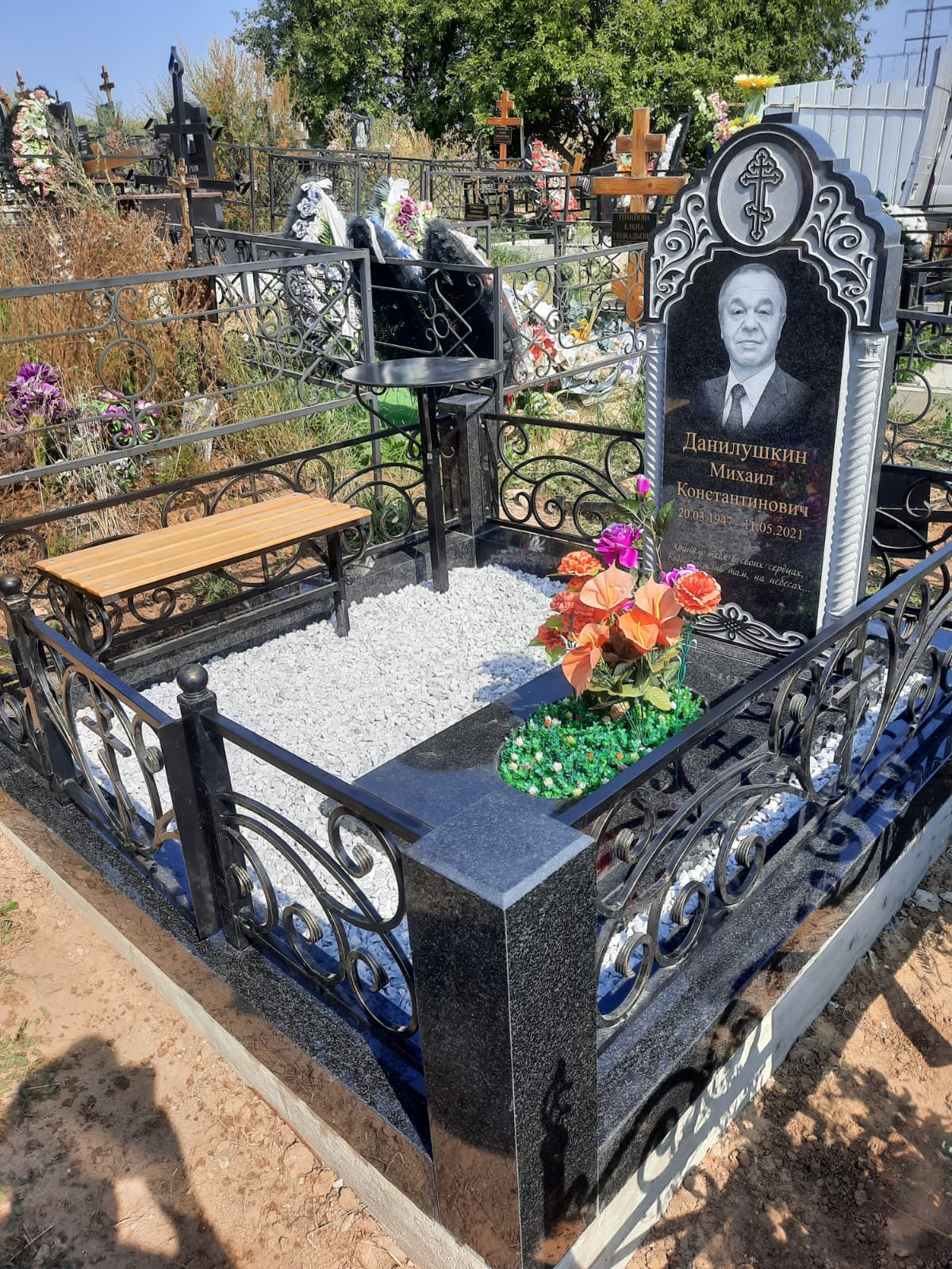 Кованое ограждение на кладбище 34023