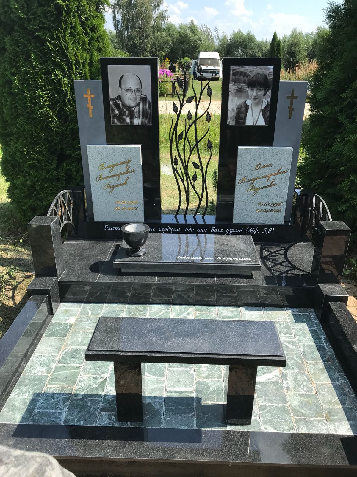 Скамейка из гранита ритуальная 51112