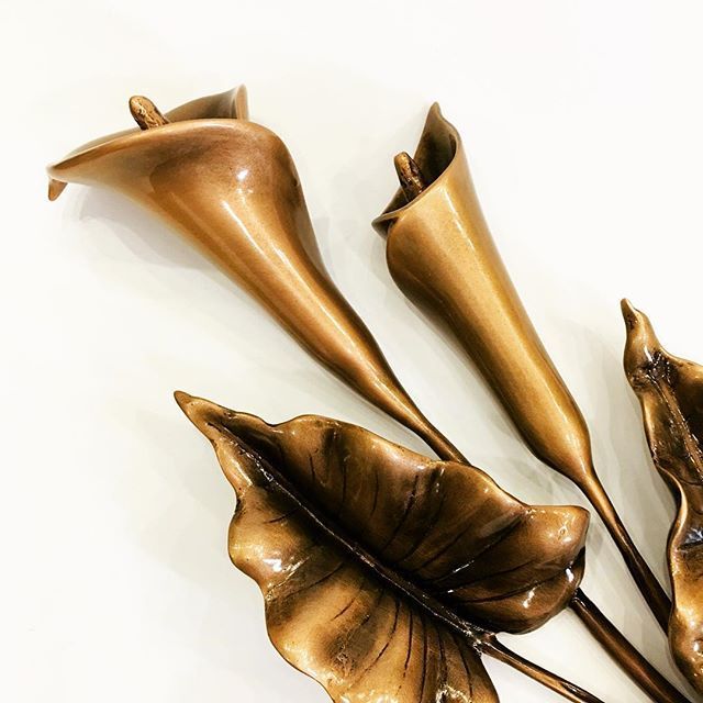 Каллы бронзовые на памятнике