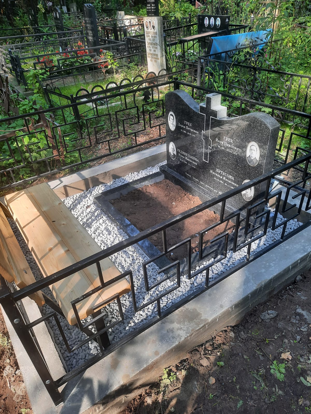 Лавочка на могилу со спинкой 50104