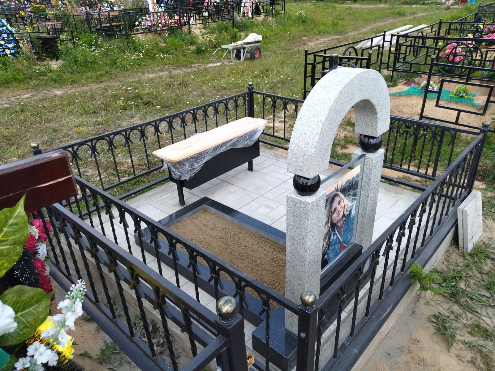 Кованый забор на кладбище 34018