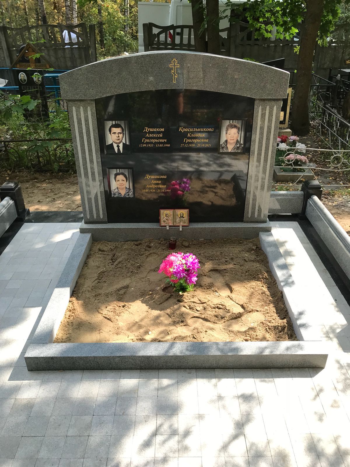 Брусчатка из серого гранита Цветок Урала