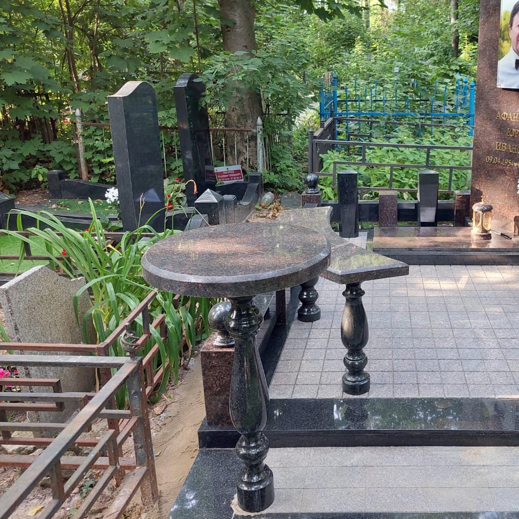 Круглый столик из гранита на кладбище 51010
